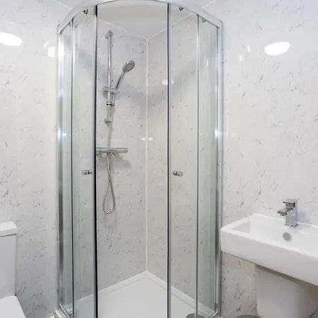 Charming 1 Bedroom In דירה